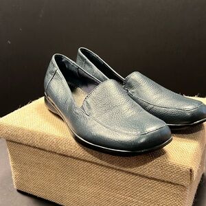 Trotters Flats - Navy Blue Never worn